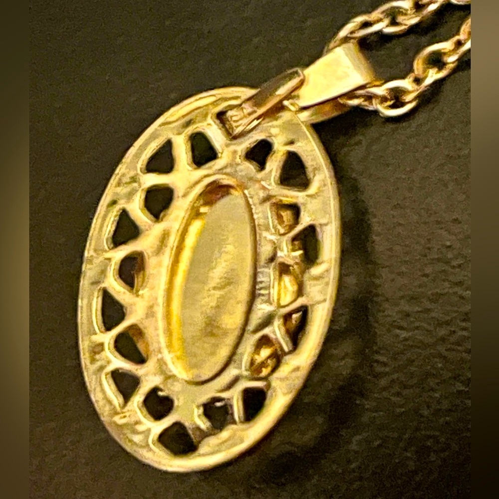 🔴Bundle of Two Gold Tone Necklaces - Picture 3 of 10
